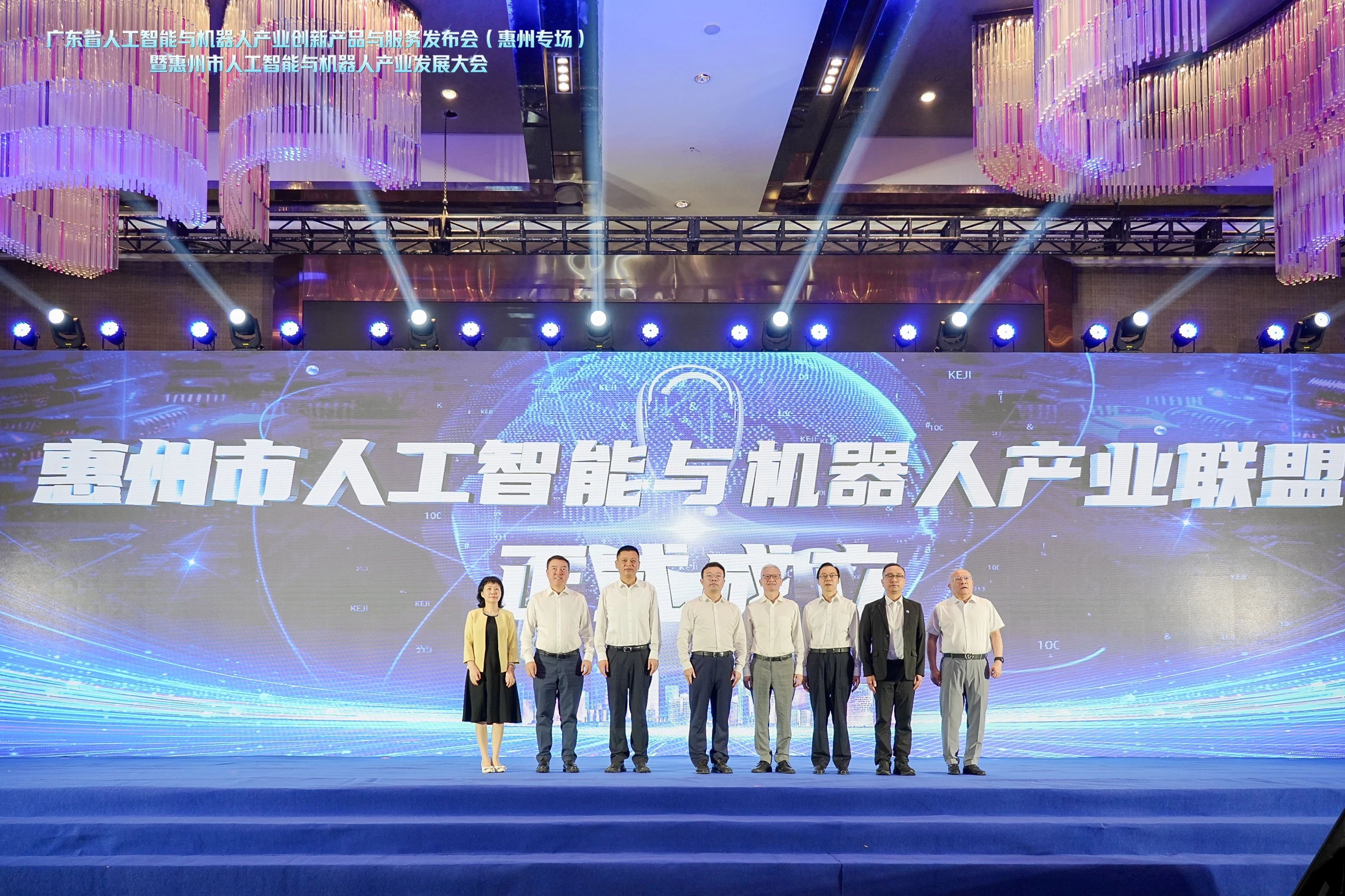 陳董受邀參加惠州市人工智能與機器人產業發展大會并作“擁抱 AI 奔向未來”主題分享